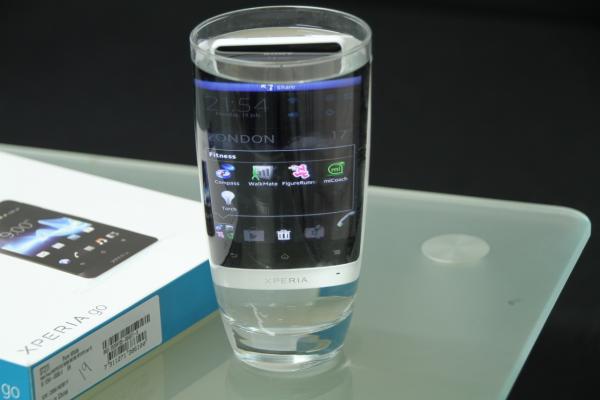 Mobilen kan sagtens klare en tur i et glas vand.
